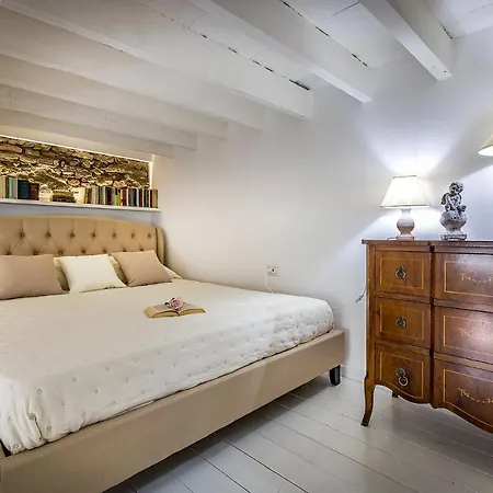 The House Of Books Apartment
